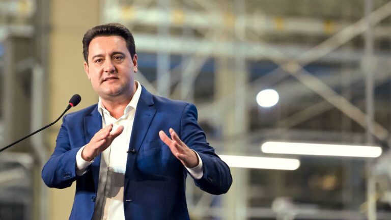 Ratinho Junior lidera aprovação entre governadores do Brasil