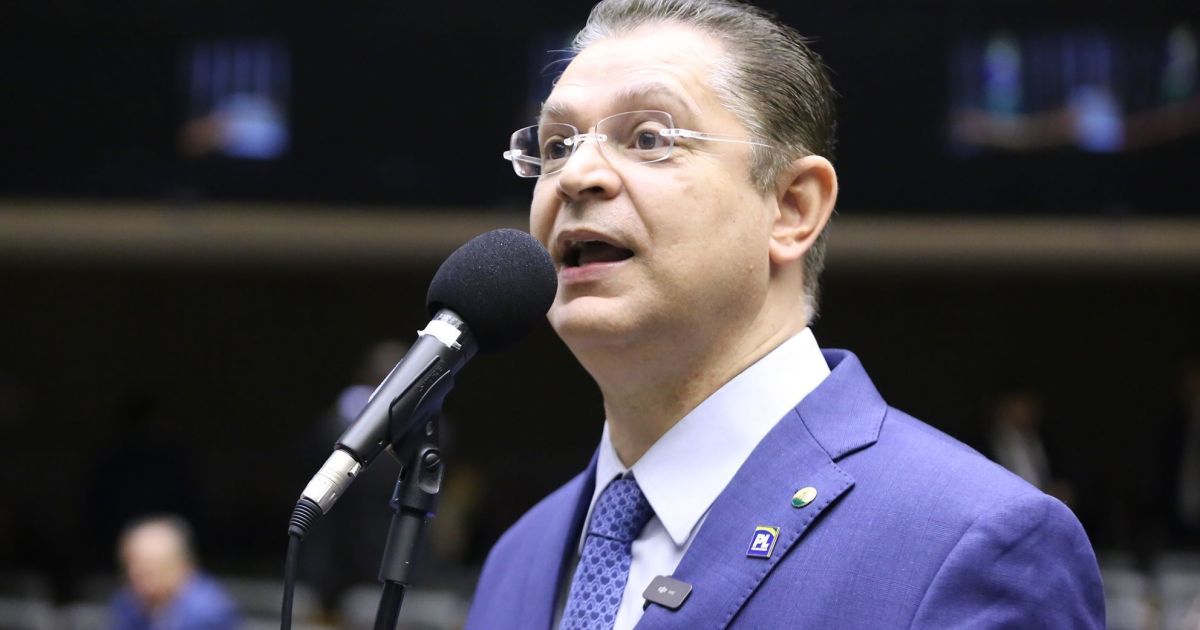 Sóstenes anuncia denúncias contra Moraes em embaixadas após prisão de Bolsonaro