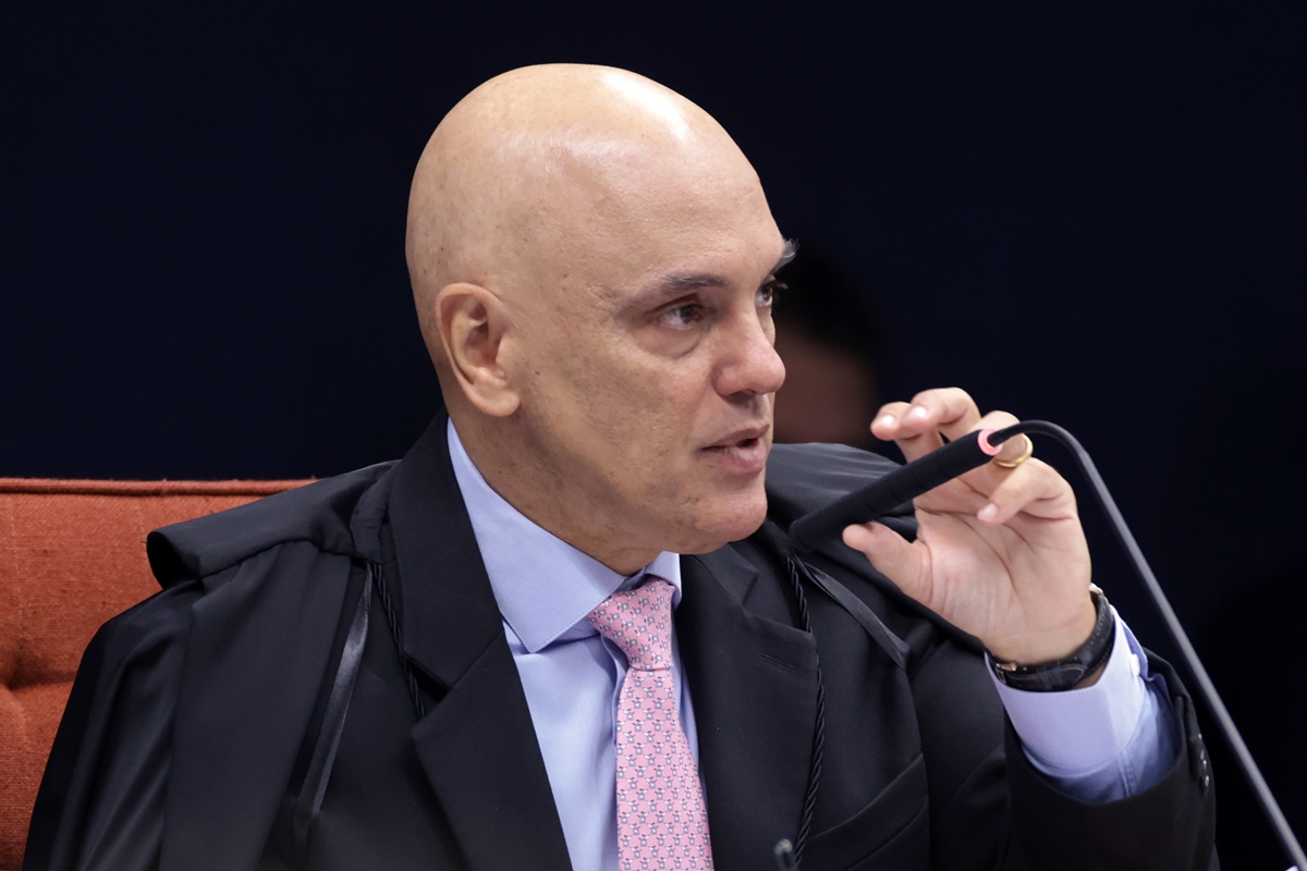 Moraes determina início do cumprimento de pena de Débora do Batom