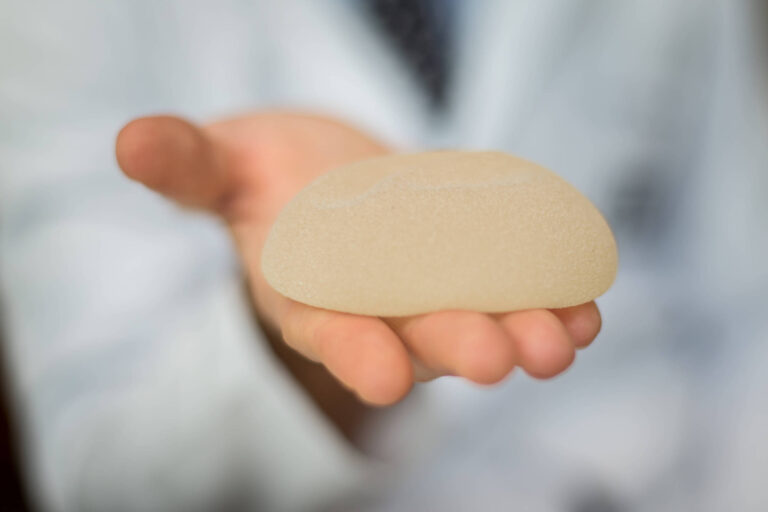 Movimento crescente contra cirurgias de silicone nos EUA