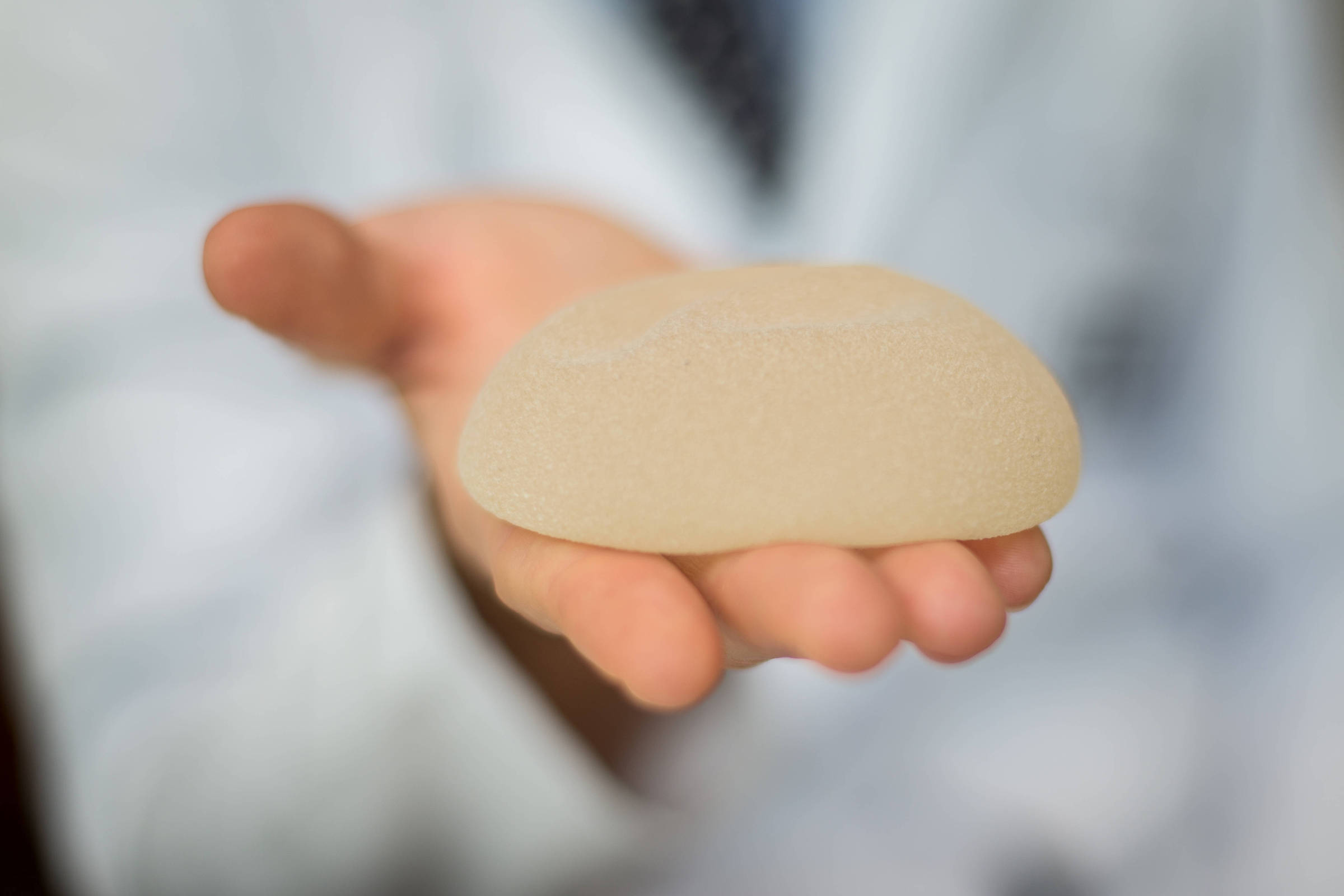 Movimento crescente contra cirurgias de silicone nos EUA