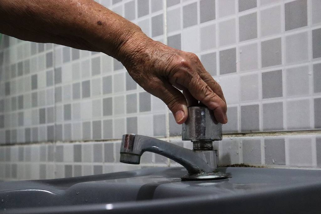 Brasil perde mais de 40% da água tratada que produz, revela estudo