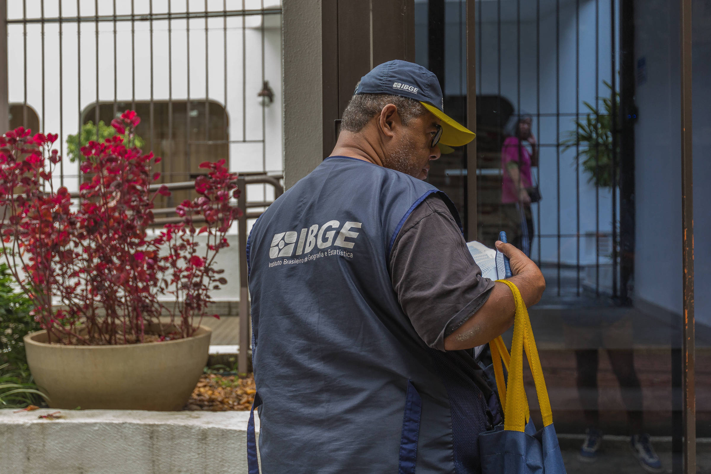 Concurso do IBGE oferece 9.590 vagas temporárias com salários até R$ 3.379