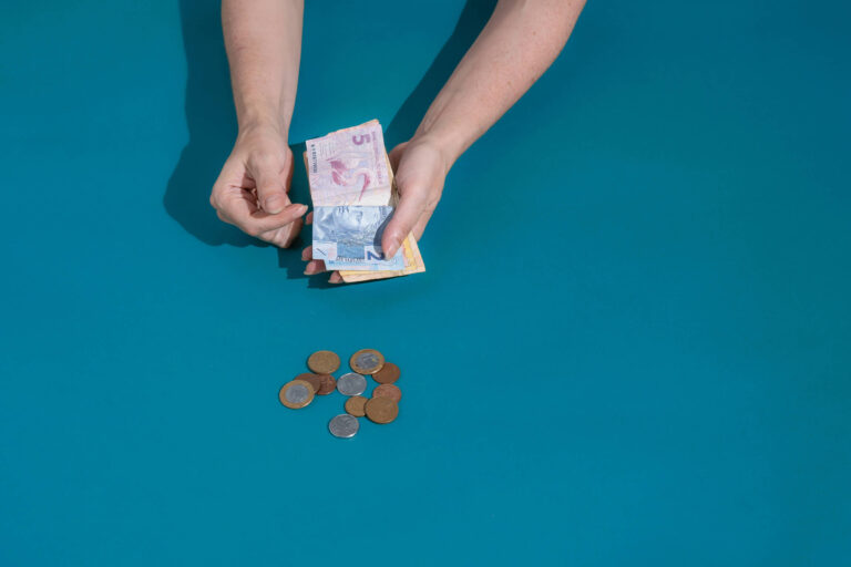 R$ 9,7 bilhões esquecidos em bancos podem ser sacados por 48,6 milhões de brasileiros