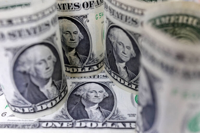 Dólar apresenta leve queda nesta terça-feira acompanhando tendência externa