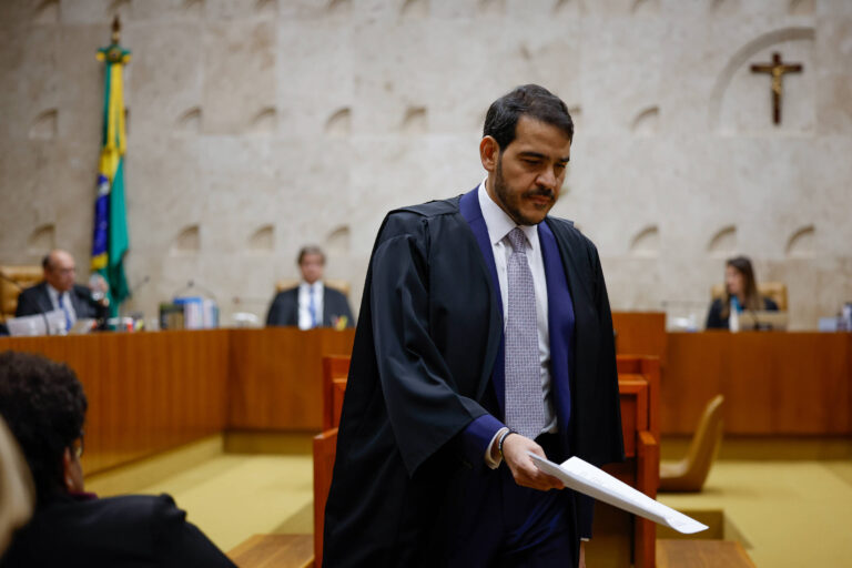 Messias e Pacheco: disputa pela vaga de Barroso no STF