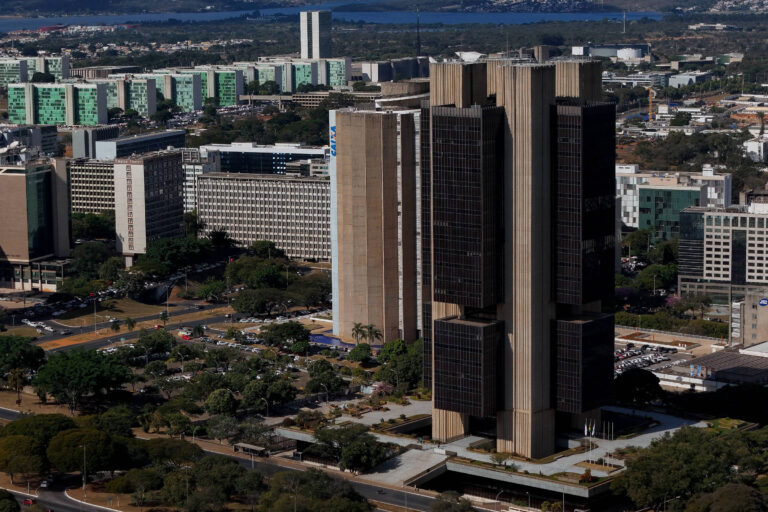 Previsões para taxa de juros são ajustadas por economistas até 2028