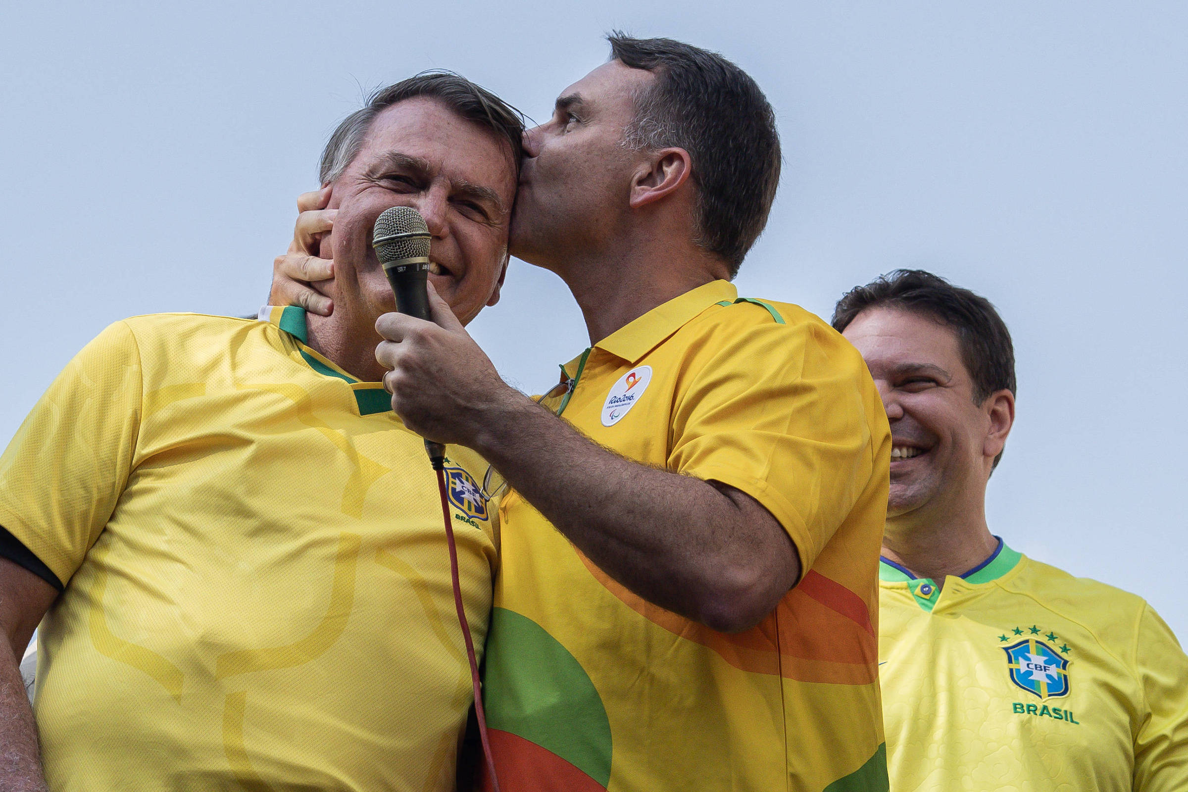 Moraes afirma que vigília com Flávio Bolsonaro visava reeditar acampamentos golpistas