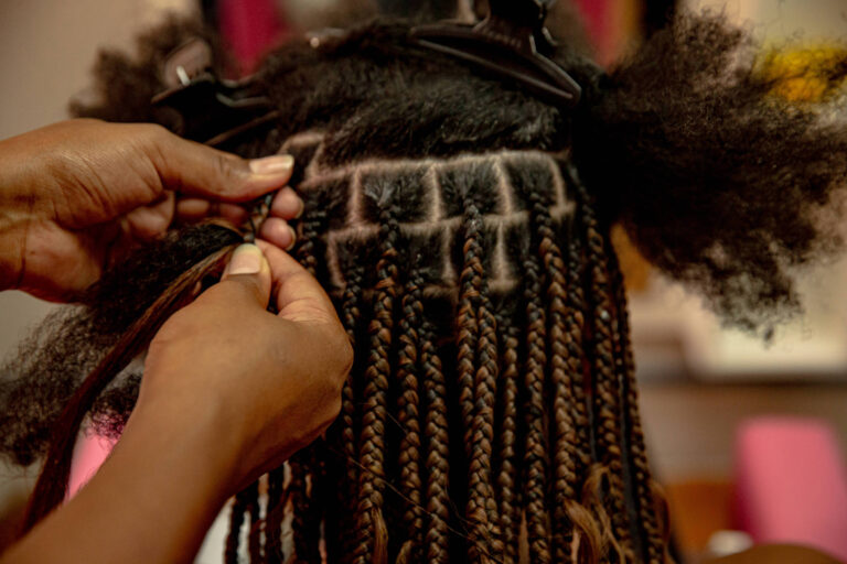Iniciativa busca reciclar cabelo sintético usado em tranças