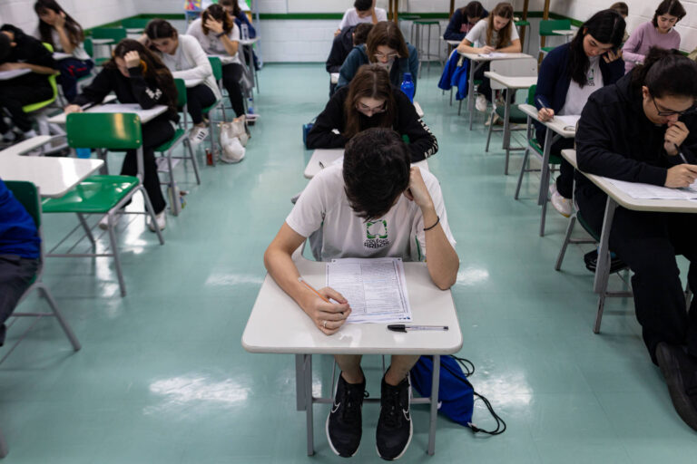 Live sobre o Enem 2025 traz análises de professores