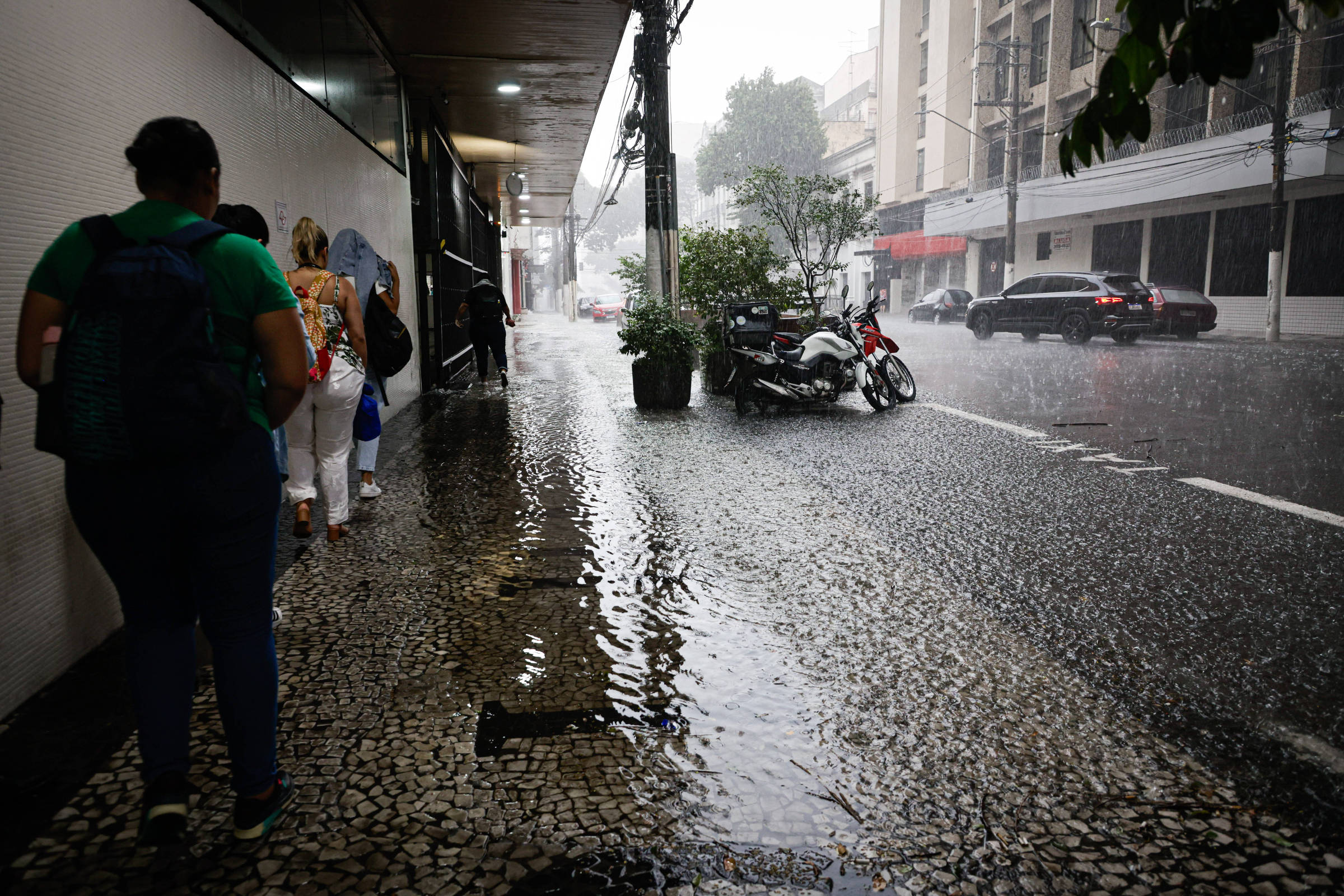 Frente fria provoca queda de temperatura e chuvas em São Paulo