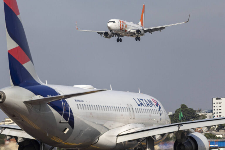 Polêmica sobre restrição de uso do banheiro dianteiro em voos da Latam