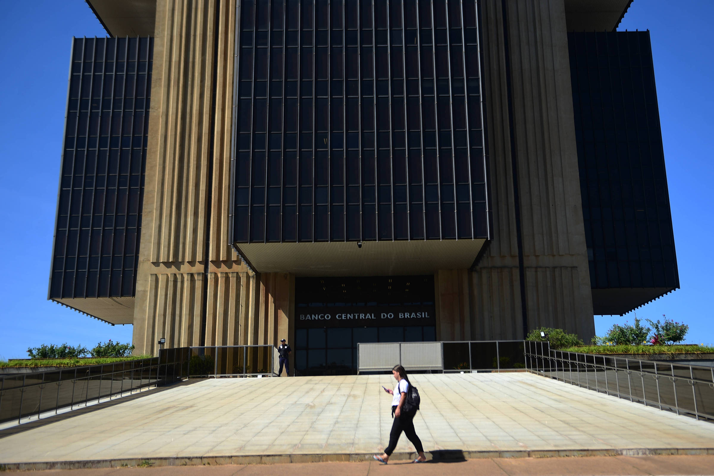 Copom mantém Selic em 15% ao ano e evita pistas sobre cortes