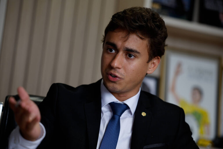 Nikolas Ferreira pode enfrentar processo por uso de celular com Bolsonaro