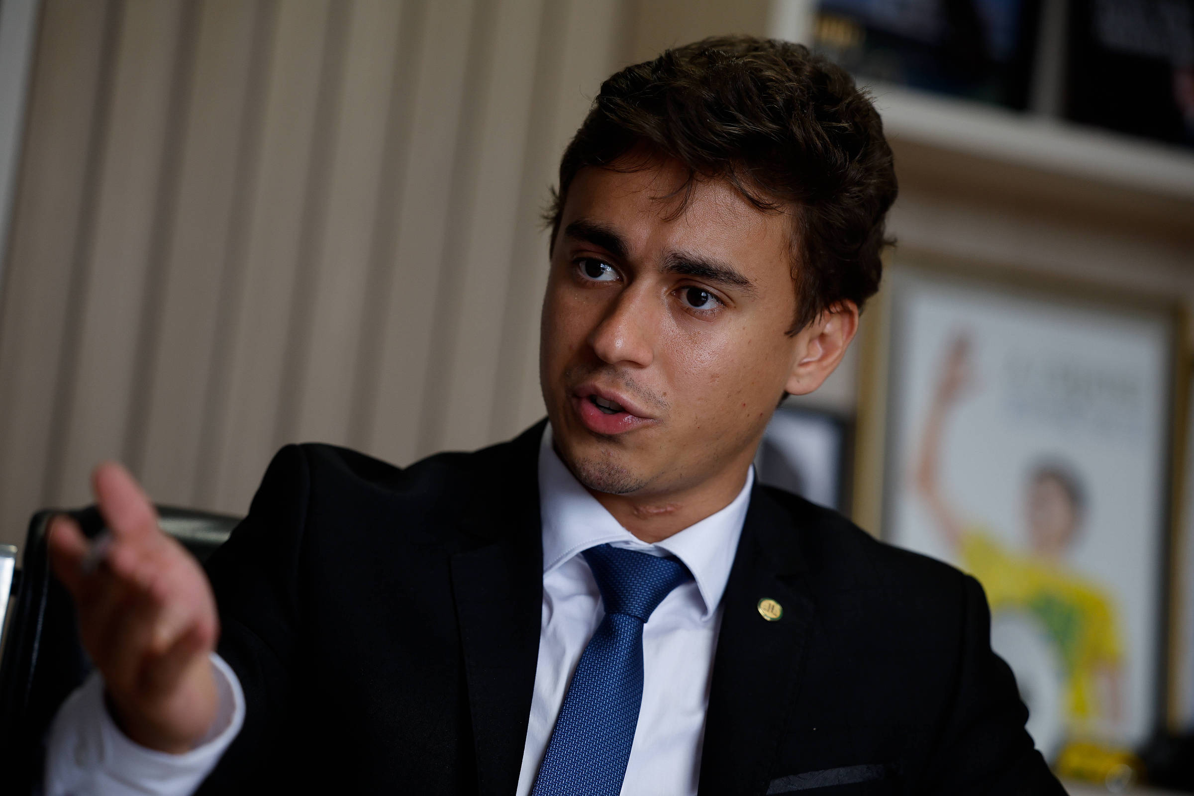 Nikolas Ferreira pode enfrentar processo por uso de celular com Bolsonaro