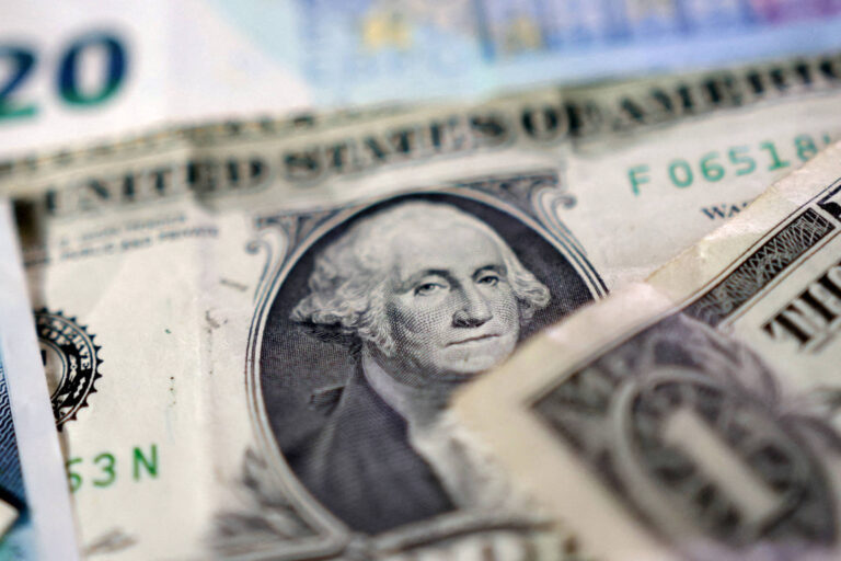 Dólar inicia dia em alta com dados de desemprego