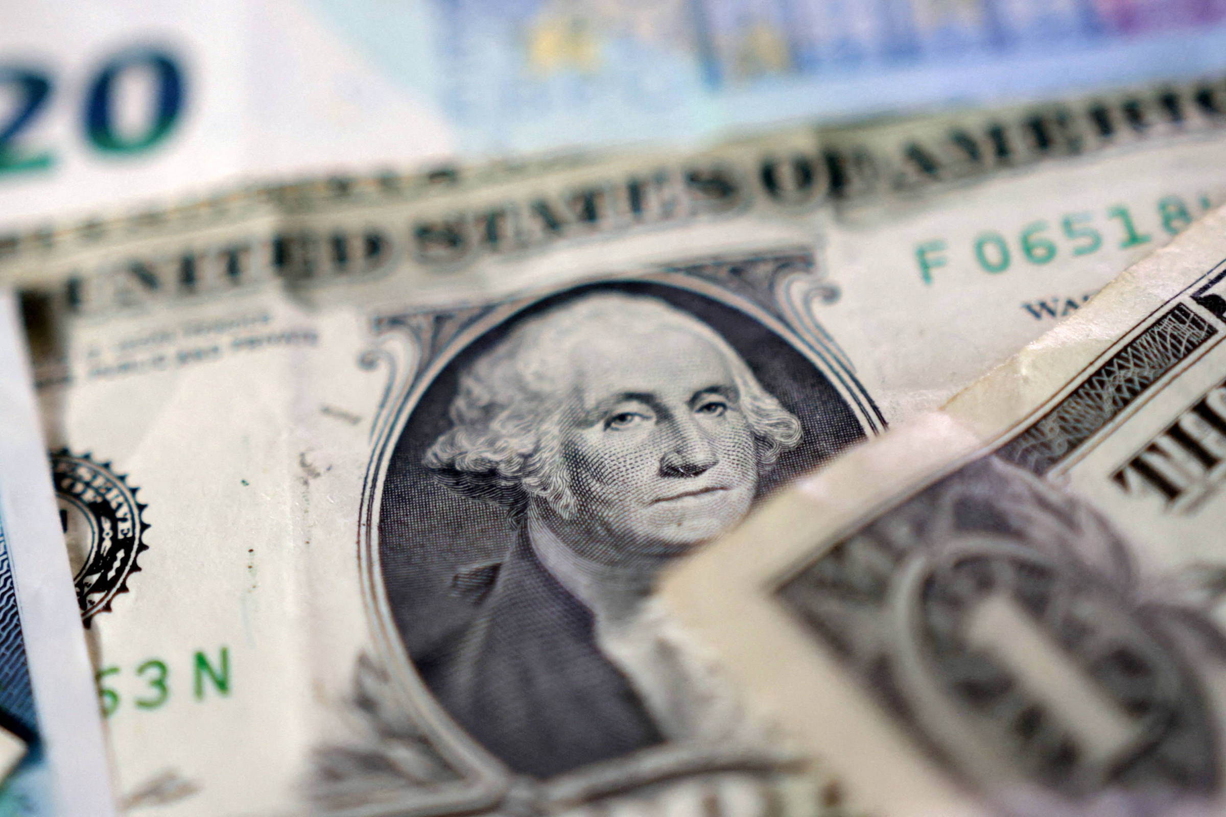 Dólar inicia dia em alta com dados de desemprego