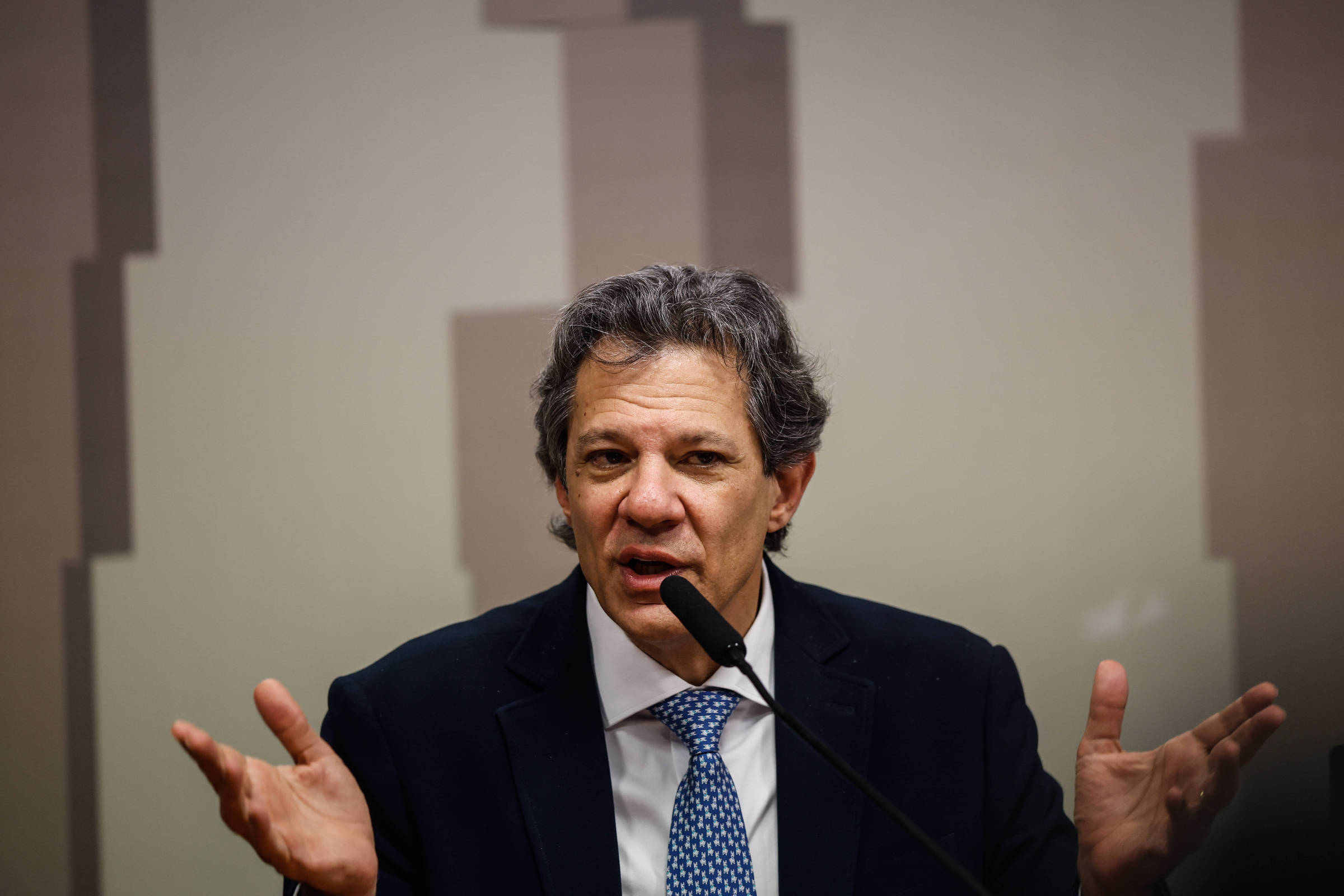 Oposição pressiona governo a seguir meta fiscal em 2025