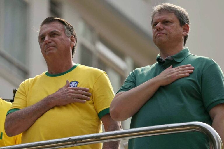 Tarcísio sai do armário e se entrega à política golpista