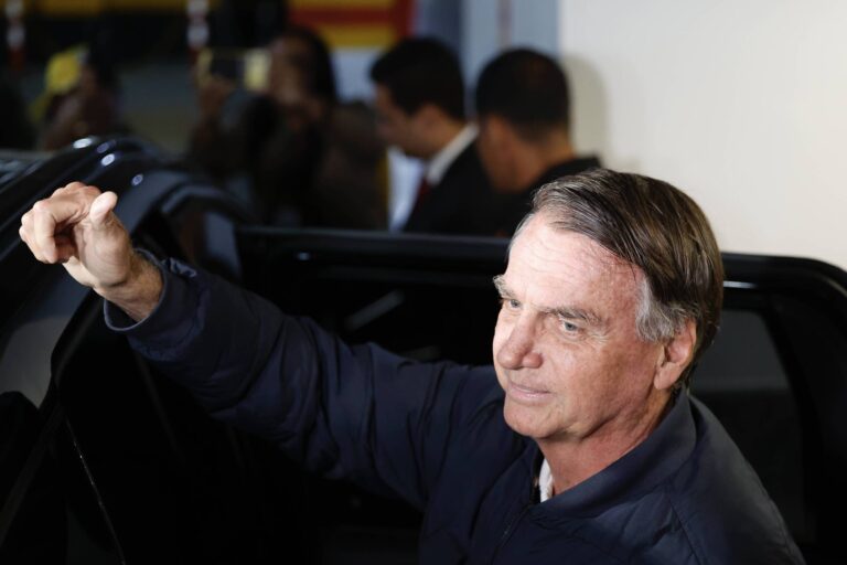 Gonet exclui Bolsonaro de denúncia por ajuda ao filho no exterior