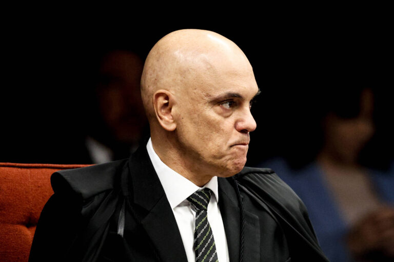 Moraes menciona risco de fuga de Bolsonaro e cita aliados envolvidos