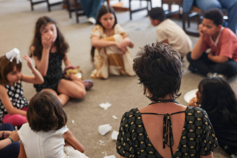 Como ensinar crianças sobre dinheiro no Dia das Crianças