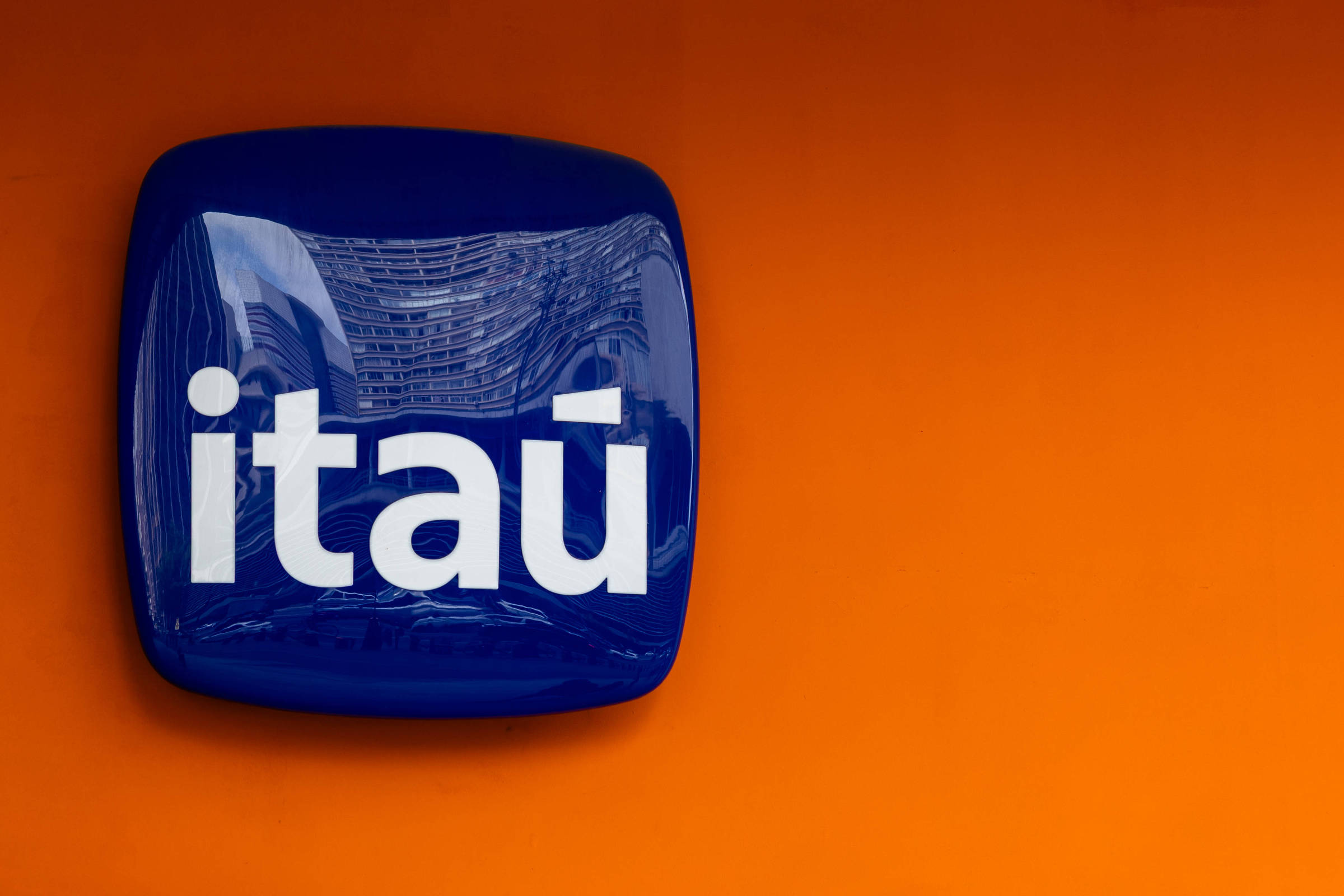 Itaú projeta saída de até US$ 35 bilhões do Brasil com nova tributação de dividendos