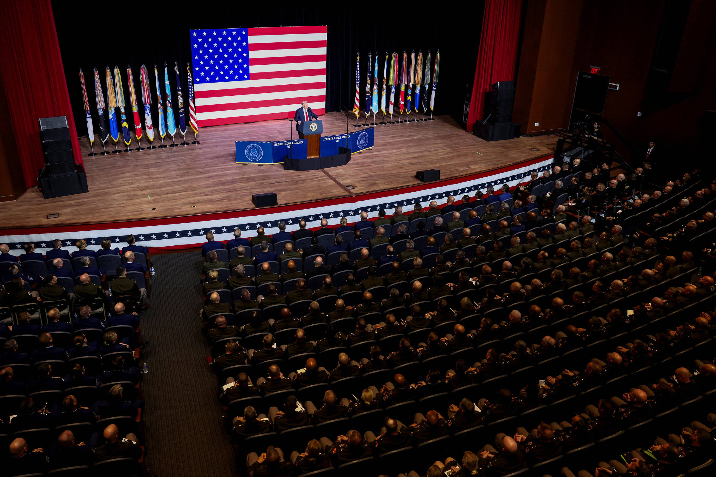 Trump intensifica culto à personalidade em discurso militar
