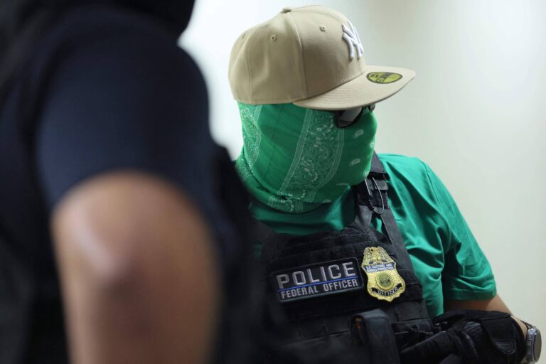 Jornalista ferido após empurrão de agente federal em tribunal