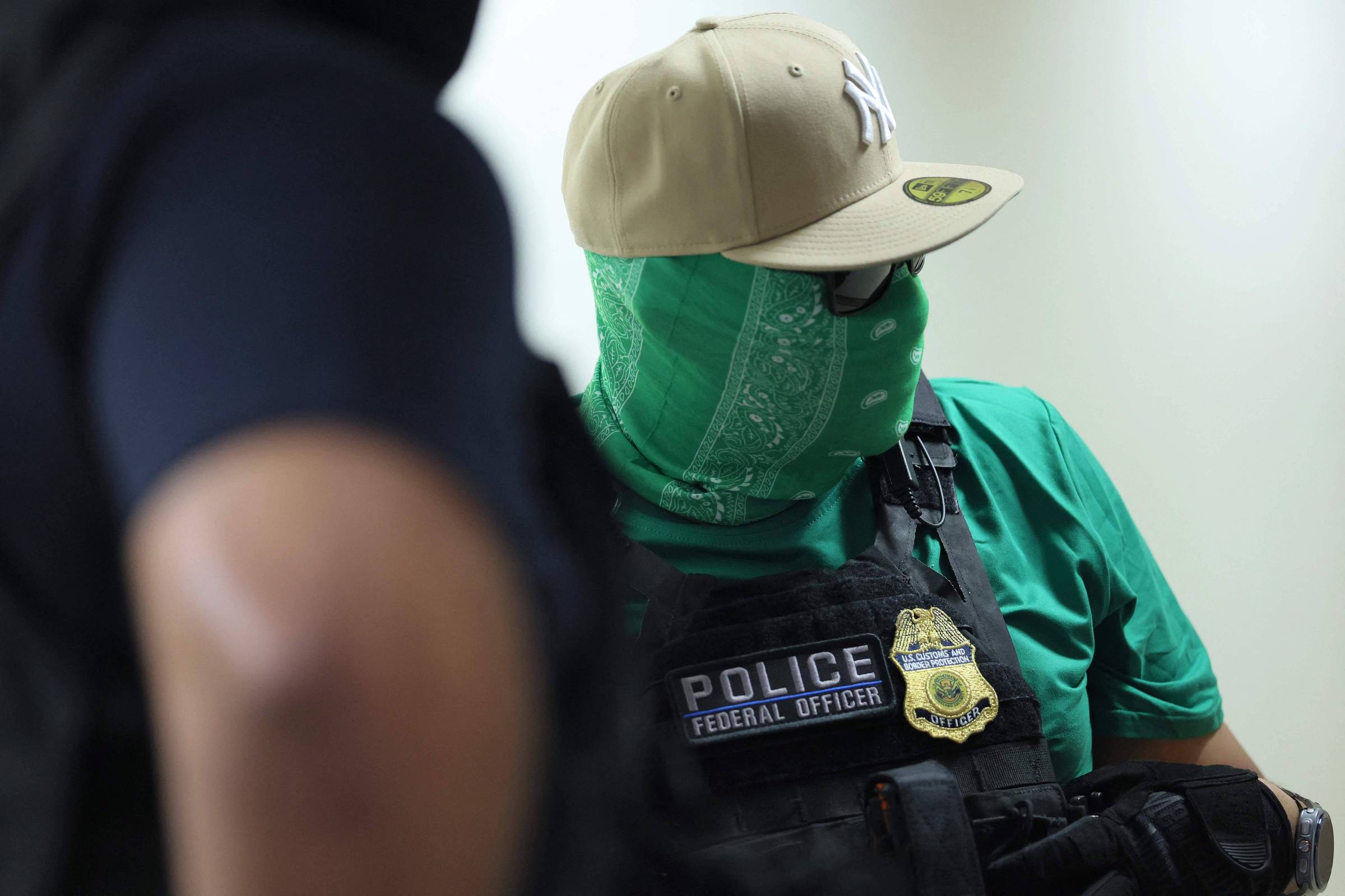 Jornalista ferido após empurrão de agente federal em tribunal