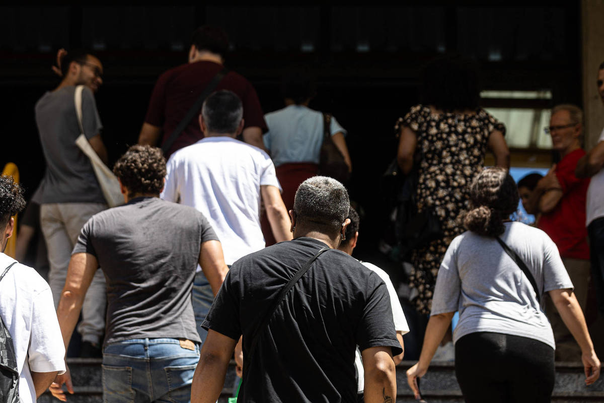 Salário médio no setor público é 72% maior que na esfera privada