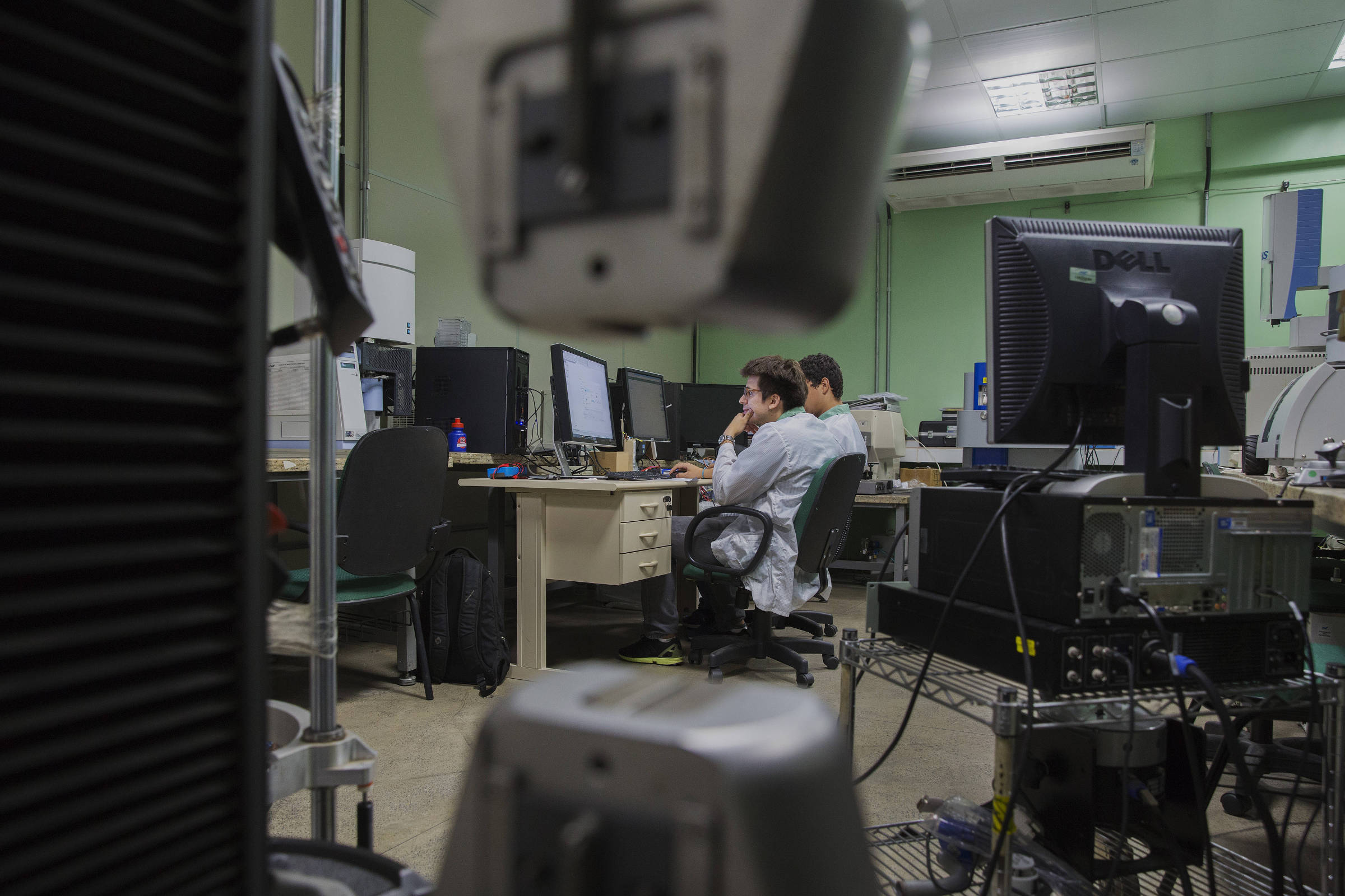 Crescimento de engenheiros no Brasil e queda de trabalhadores domésticos