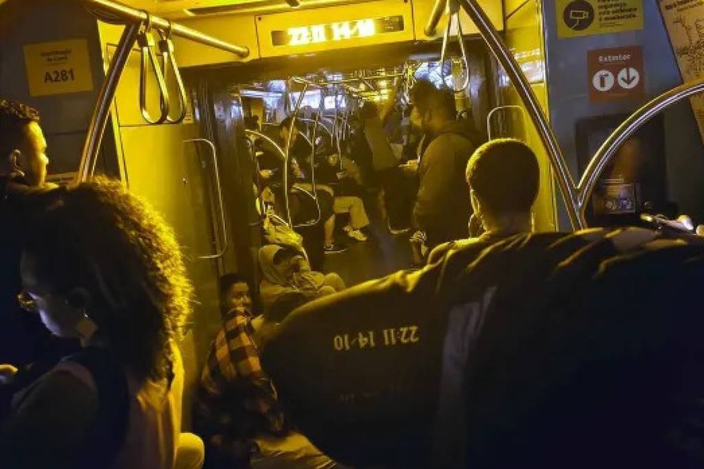 Passageiro causa revolta ao acionar botão de emergência em trem