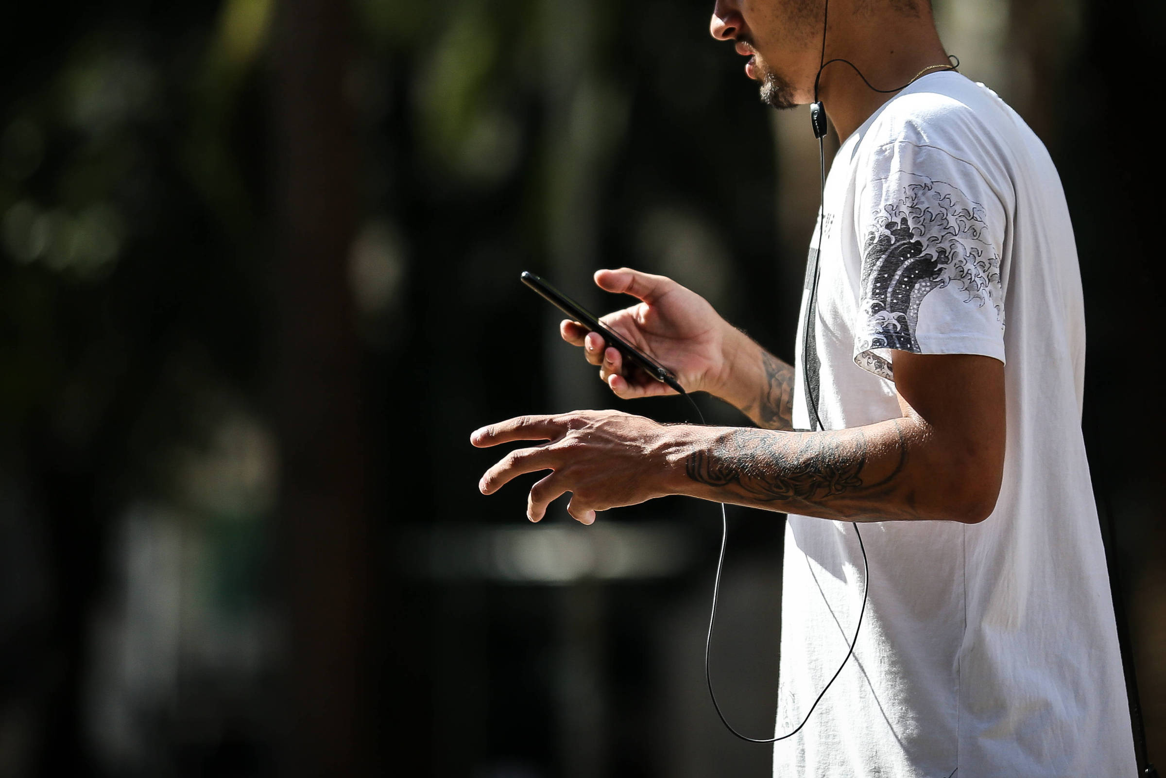 Mais da metade da população evita usar celular na rua por medo de roubo