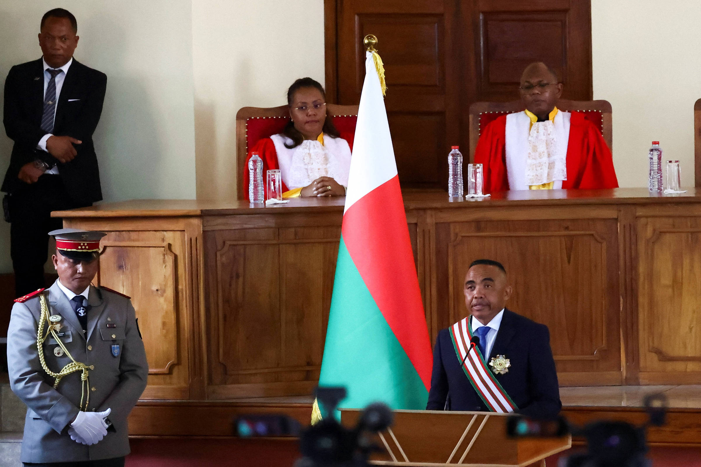 Militar é empossado como presidente após golpe em Madagascar