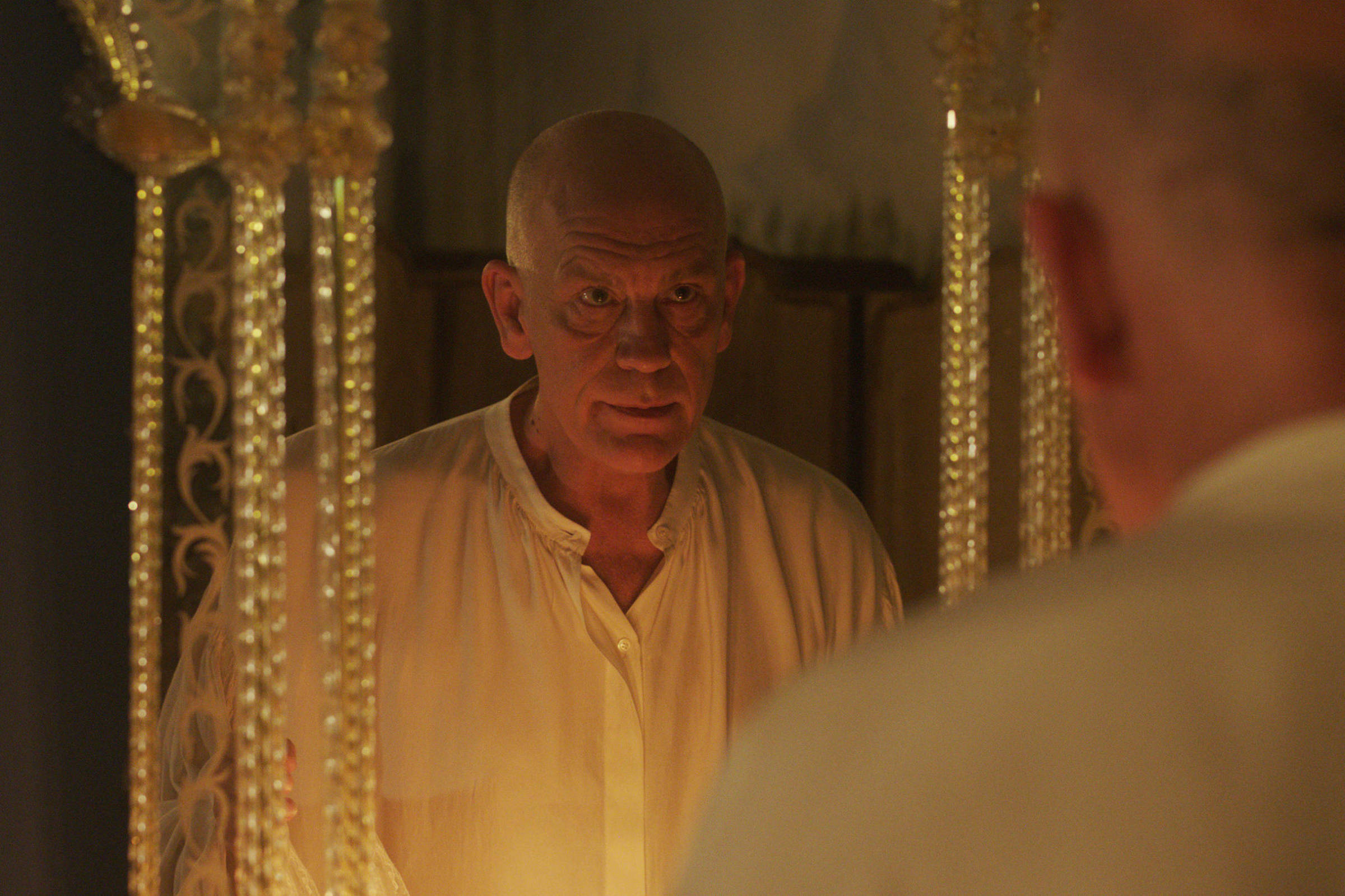 John Malkovich retorna ao Brasil em concerto encenado em 2026