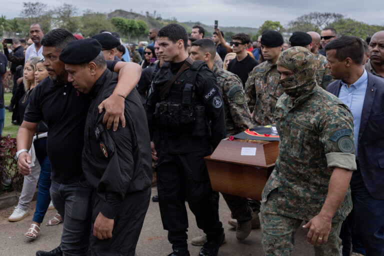 Velório de policiais mortos em operação deixa marcas no Rio