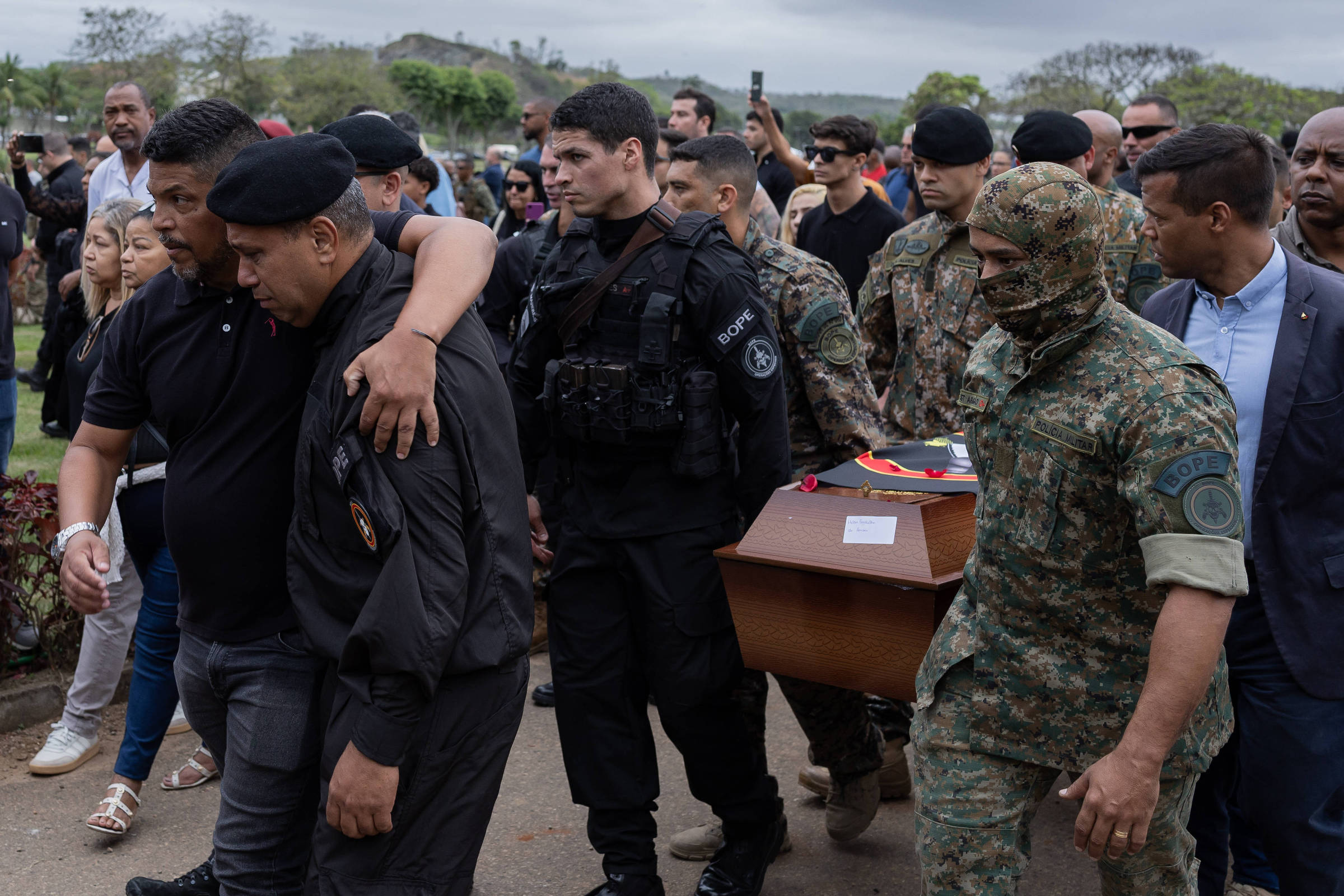 Velório de policiais mortos em operação deixa marcas no Rio