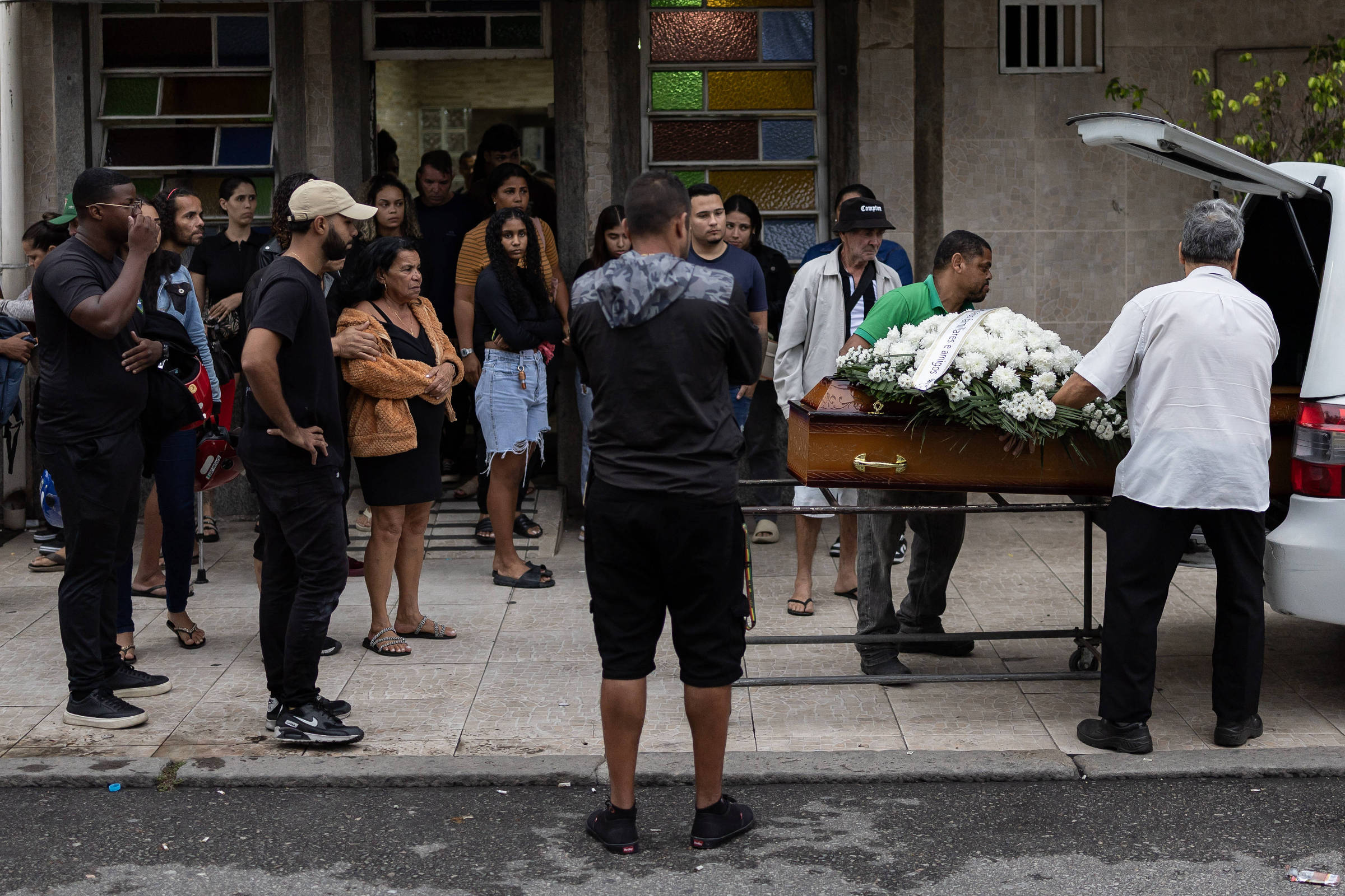 Funeral de mortos pela polícia no Alemão gera comoção e revolta