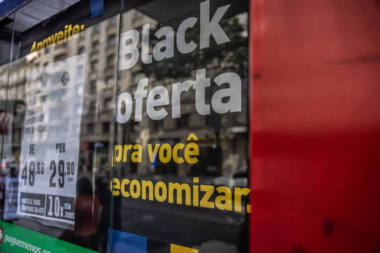Golpes de sites falsos na Black Friday: como a IA está sendo usada para enganar consumidores