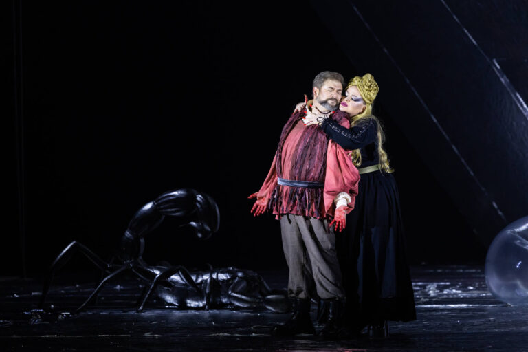 Música de excelência em 'Macbeth' contrasta com direção