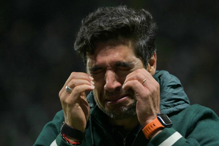 Abel Ferreira se emociona após classificação do Palmeiras e fala sobre mágoas
