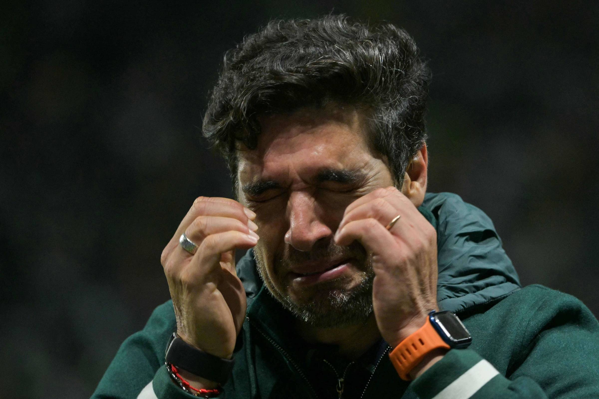 Abel Ferreira se emociona após classificação do Palmeiras e fala sobre mágoas