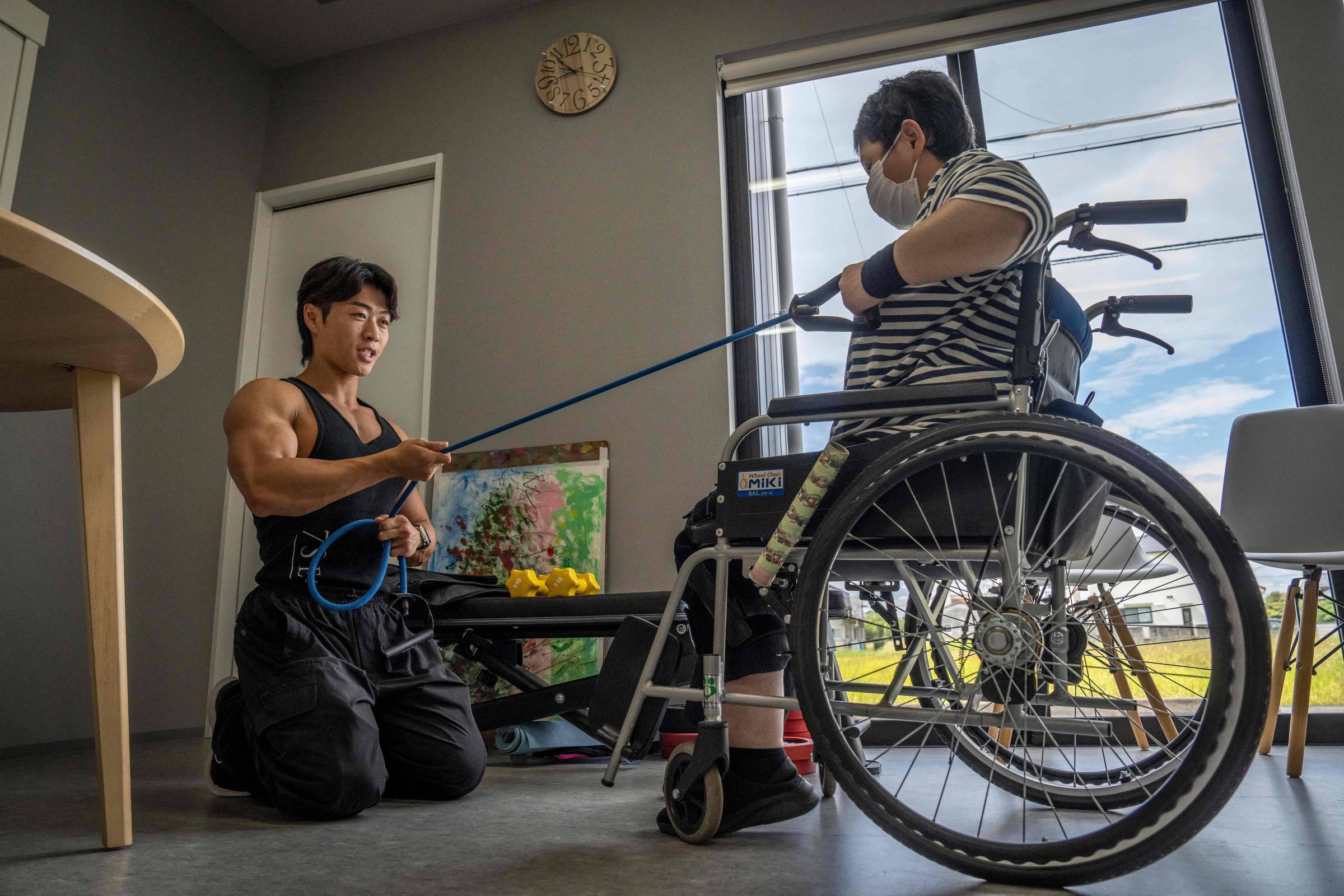Cuidadores musculosos: fisiculturistas encontram nova carreira no Japão