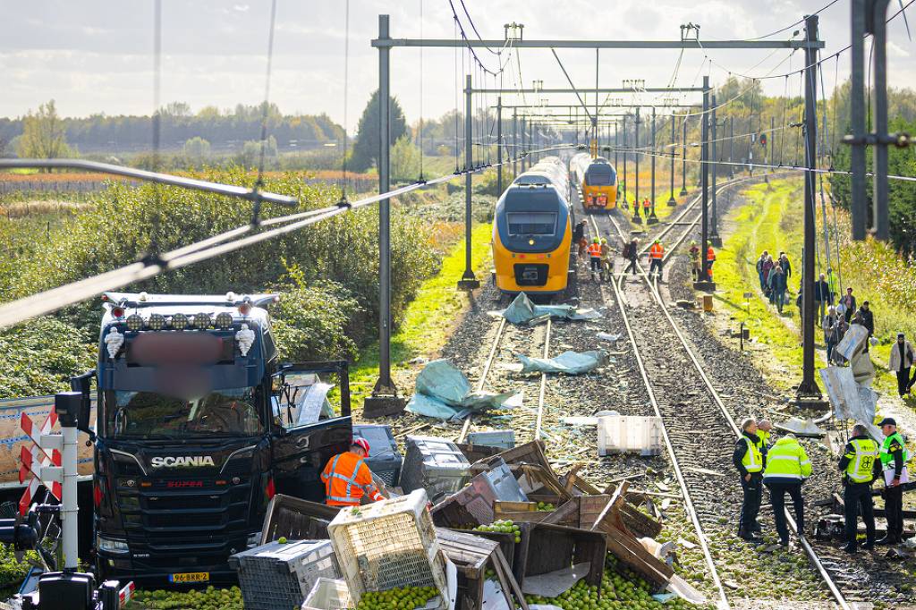 Colisão entre trem e caminhão na Holanda causa feridos