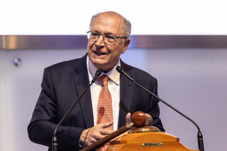 Nova medida provisória pode ser criada contra tarifaço, afirma Alckmin