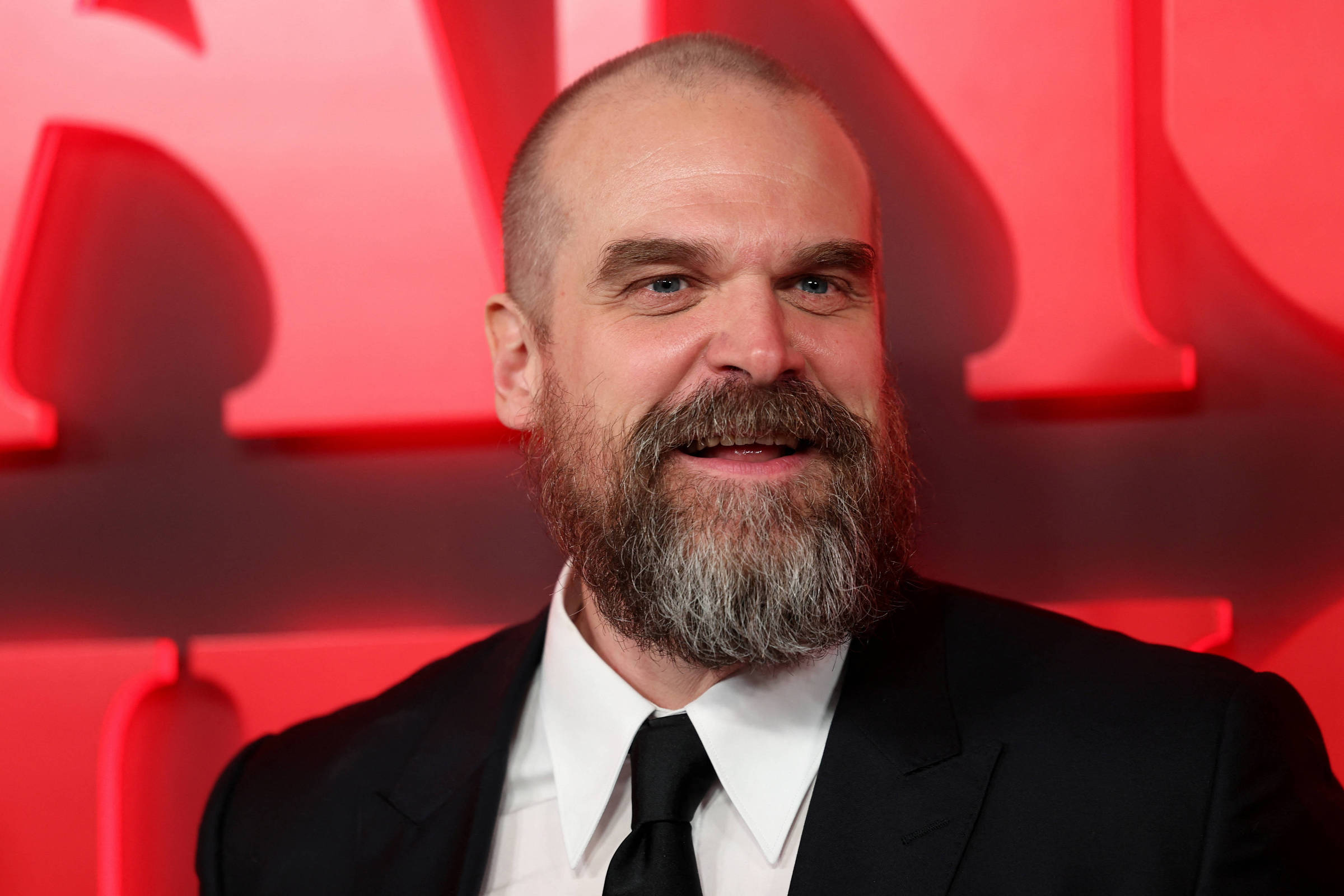 Acusações de assédio envolvendo Millie Bobby Brown e David Harbour