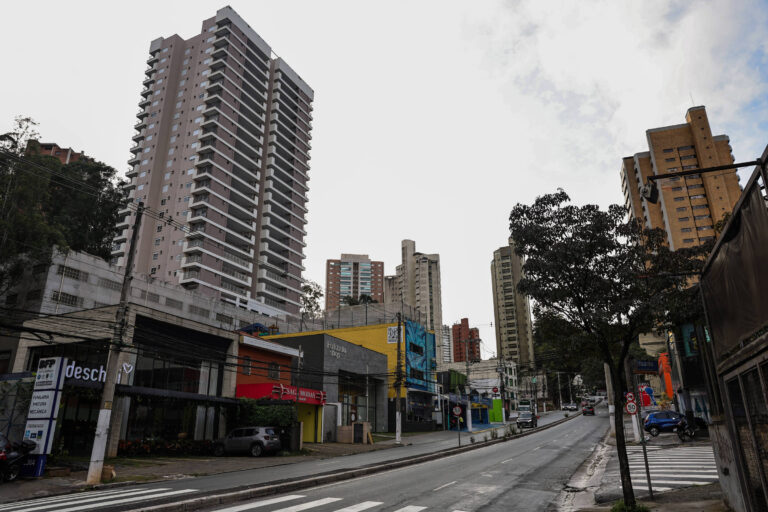 Tiroteio em Paraisópolis deixa suspeitos e morador feridos