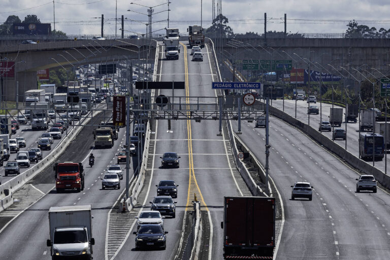 Início do pedágio freeflow na Dutra será em 6 de dezembro
