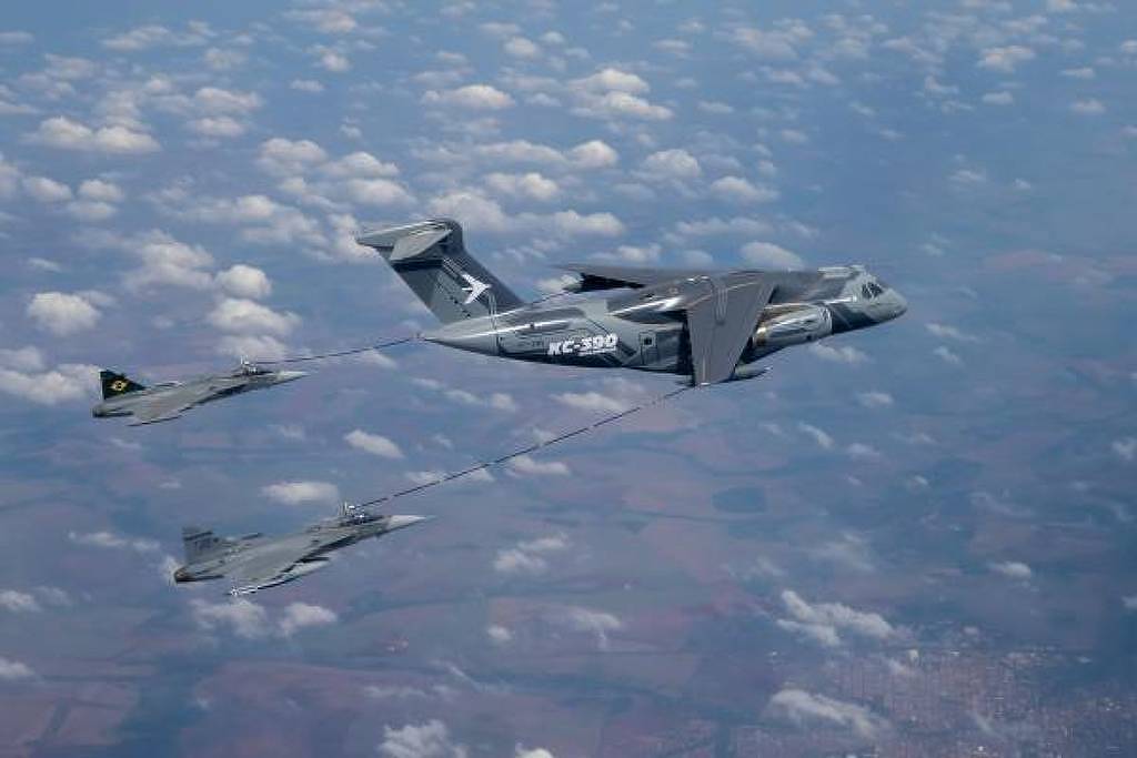 FAB certifica reabastecimento em voo entre Gripen e KC-390